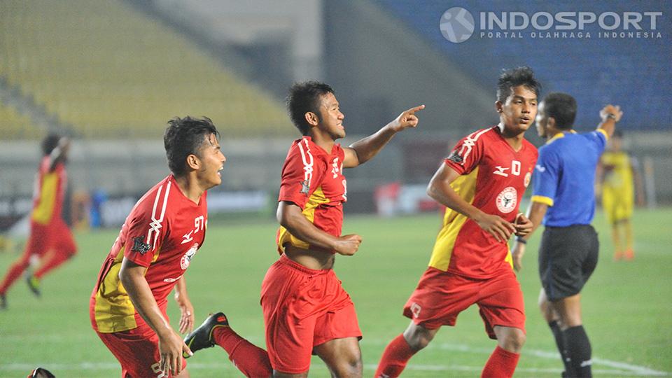 Tiga pemain Semen Padang U-21 melakukan selebrasi usai mencetak gol kemenangan.